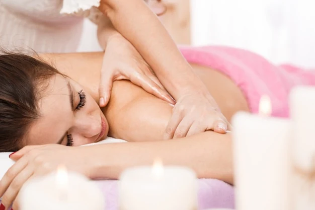Spa ortamında tam vücut masajı için hazırlanmış düzenli bir alan